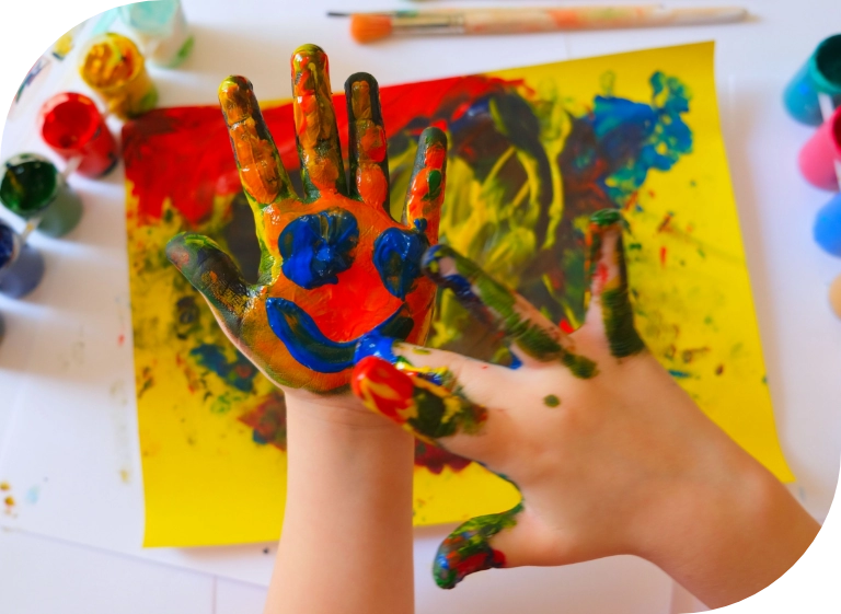 dziecko bawiące&nbsp;się farbami