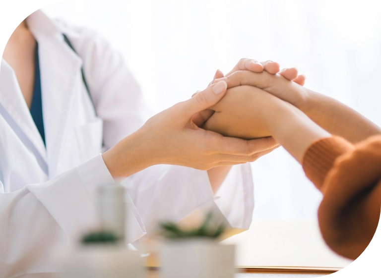 lekarz trzymający dłonie młodej osoby