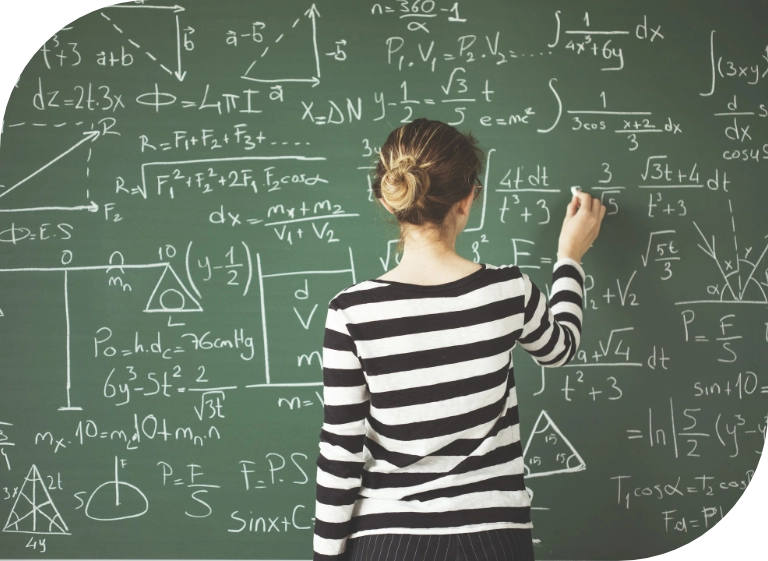 kobieta przy tablicy rozpisująca równania matematyczne