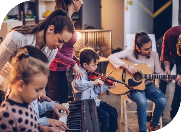 dzieciaki grające na&nbsp;instrumentach muzycznych