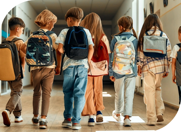dzieci idące korytarzem