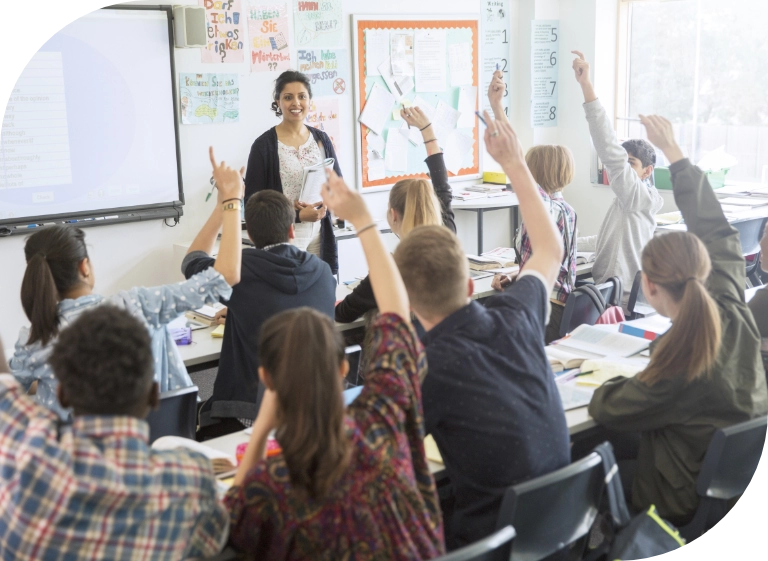 młodzież podnosząca ręce w&nbsp;trakcie zajęć
