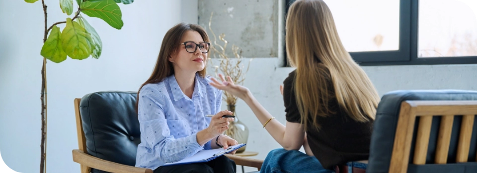 dwie rozmawiające kobiety