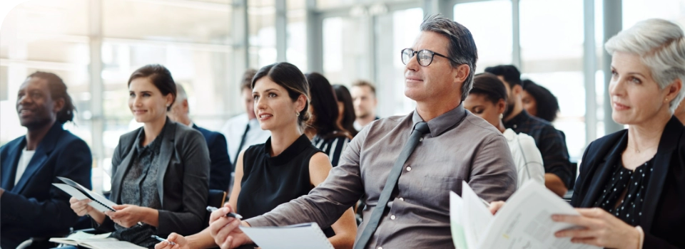 ludzie na konferencji