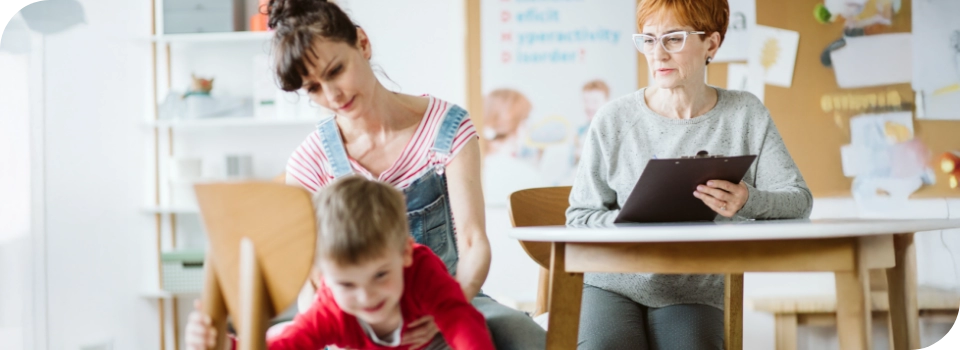 Kobieta szkoląca z opieki nad dzieckiem